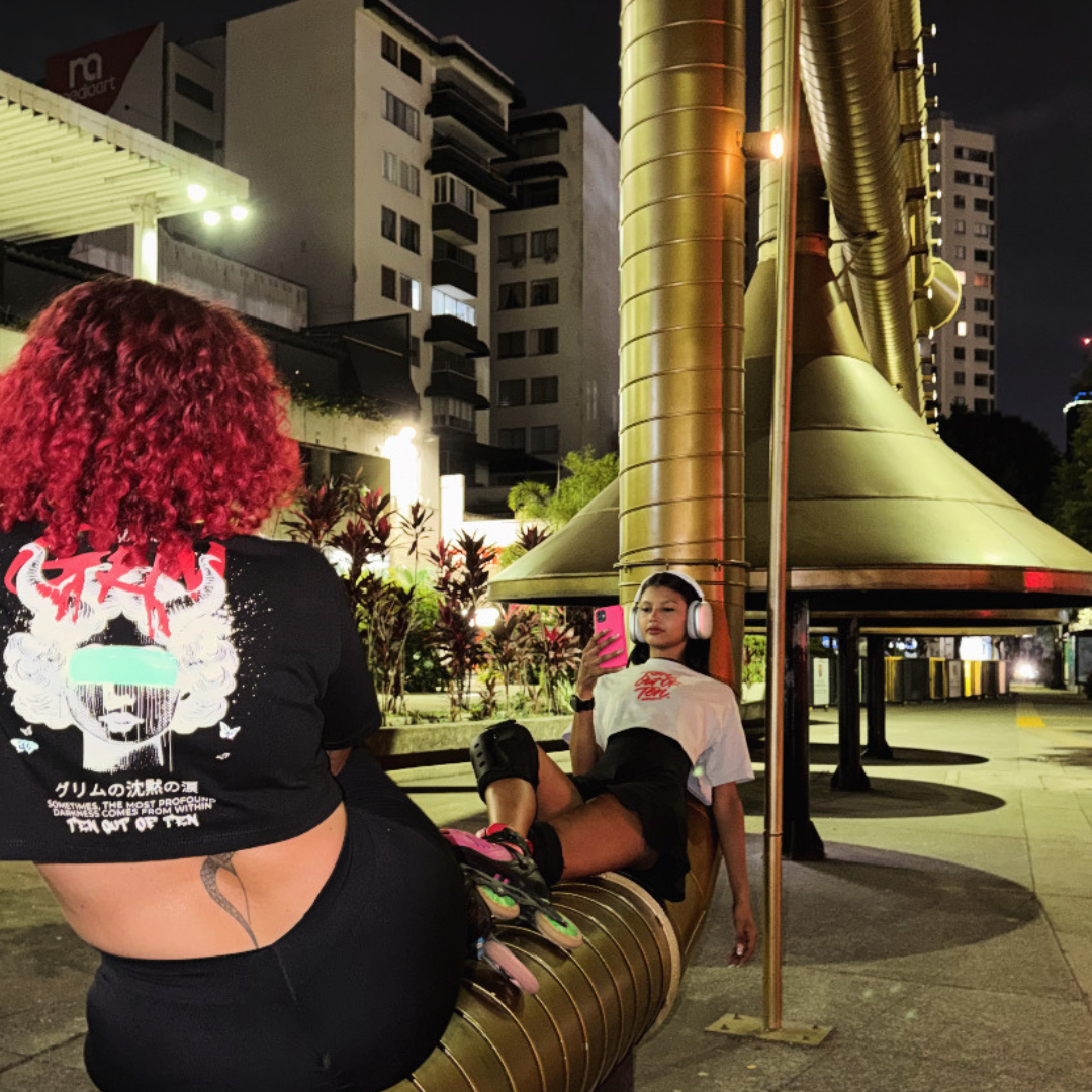 Camiseta Crop Sombrío Negro